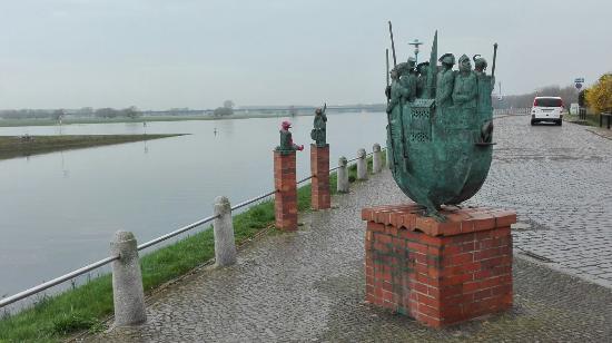 Flötistin und Bassistskulptur