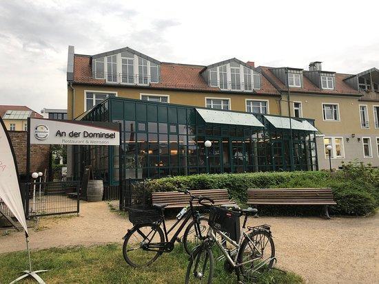 An der Dominsel Fischspezialitäten am Wasser